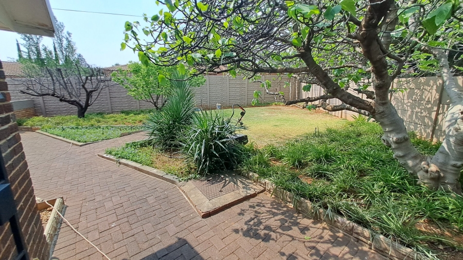 5 Bedroom Property for Sale in Langenhovenpark Free State